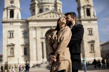 Budapeşte, Macaristan için arkalarında St. Stephens Bazilikası ile seven Çift.