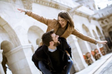 Mutlu bir şekilde yürürken ve having fun Budapeşte, Macaristan için oldukça sevgi dolu çift yürümek