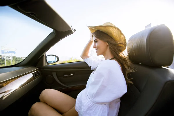 Vista Joven Mujer Atractiva Conduciendo Cabriolet Orilla Del Mar —  Fotos de Stock