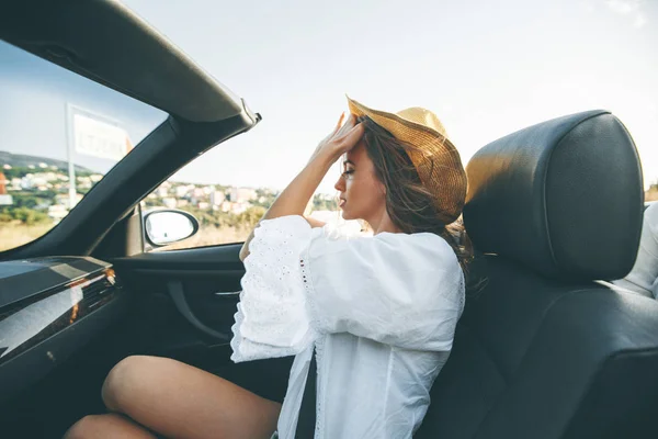 Vista Jovem Mulher Atraente Dirigindo Cabriolet Beira Mar — Fotografia de Stock