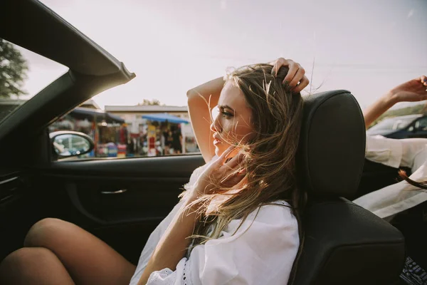 Duas Amigas Felizes Dirigindo Carro Branco Cabriolet Procura Liberdade Diversão — Fotografia de Stock