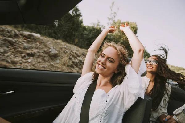Δύο Φίλοι Ευτυχισμένη Γυναίκα Οδήγηση Λευκό Καμπριολέ Αυτοκίνητο Και Ψάχνει — Φωτογραφία Αρχείου