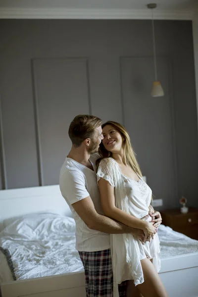 Vista Amorevole Giovane Coppia Che Abbraccia Nella Stanza — Foto Stock