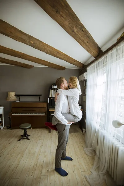 Felice Amorevole Giovane Coppia Baciare Nella Stanza — Foto Stock