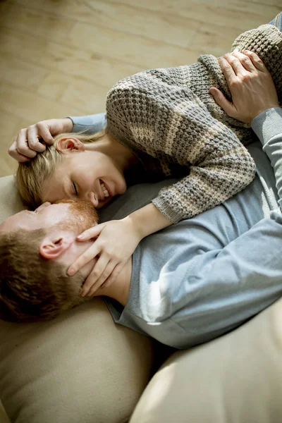 Sevgi dolu iki odasında kanepede uzanmış Üstten Görünüm