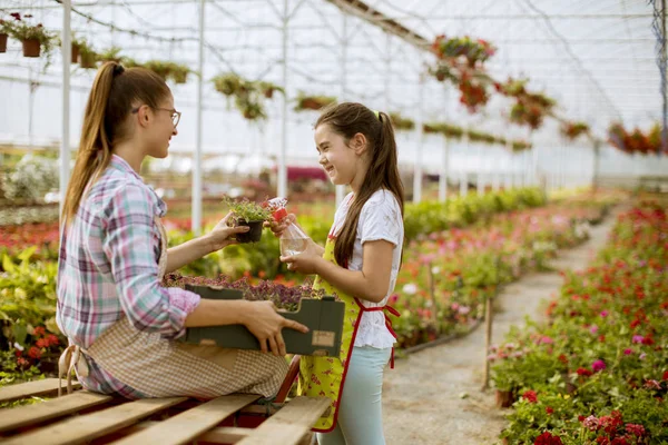 Dvou Mladých Floristů Radost Práce Skleníku — Stock fotografie