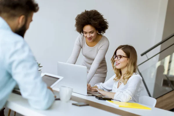 Erfolgreiche Geschäftsleute Diskutieren Dokumente Und Arbeiten Modernen Büros — Stockfoto