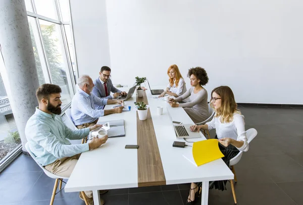 Vue Des Gens Affaires Multiraciaux Autour Table Pendant Réunion Personnel — Photo