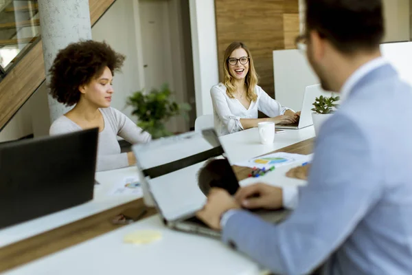 Erfolgreiche Geschäftsleute Die Modernen Büros Arbeiten — Stockfoto