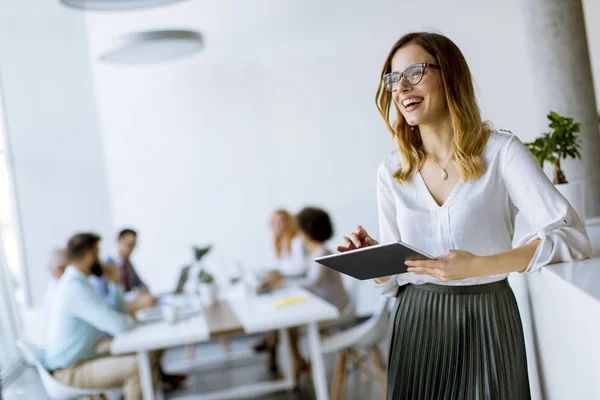 Joven Gerente Atractiva Mujer Que Trabaja Tableta Digital Mientras Está — Foto de Stock