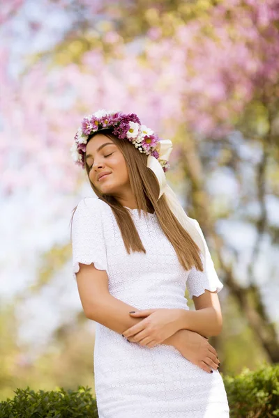 Retrato Uma Jovem Bonita Com Uma Coroa Flores Frescas Cabeça — Fotografia de Stock