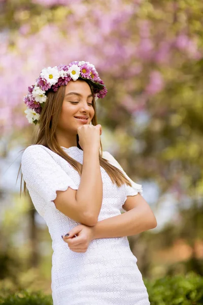 Portrait Pretty Young Woman Wreath Fresh Flowers Head Park — Stock Photo, Image