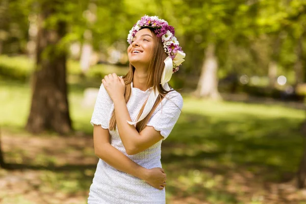 Portrait Pretty Young Woman Wreath Fresh Flowers Head Park — Stock Photo, Image