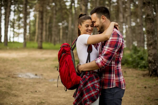 Eğleniyor Ormanda Bahar Zaman Genç Sevgi Dolu Coulpe — Stok fotoğraf