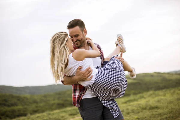 Junges Liebespaar Hat Spaß Der Frühlingsnatur — Stockfoto