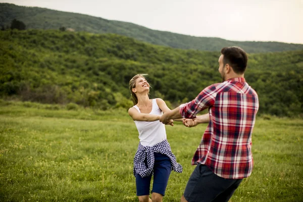 Jovens Amando Poderia Divertir Natureza Primavera — Fotografia de Stock