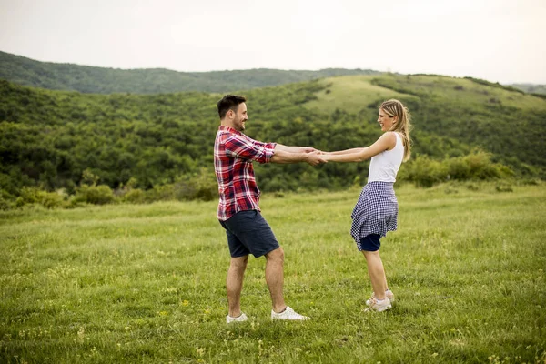 Junges Liebespaar Hat Spaß Der Frühlingsnatur — Stockfoto