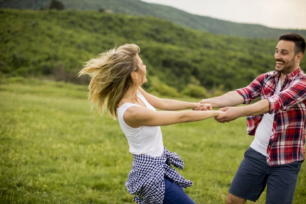 Bahar doğa eğlence genç sevgi dolu coulpe