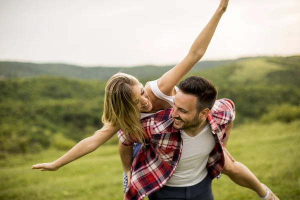 Junges Liebespaar Hat Spaß Der Frühlingsnatur — Stockfoto