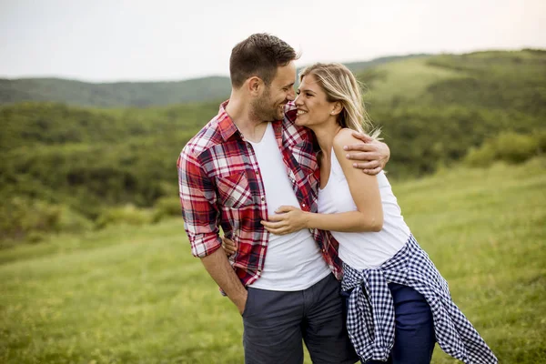 Bahar doğa eğlenmek coulpe kucaklayan seven genç