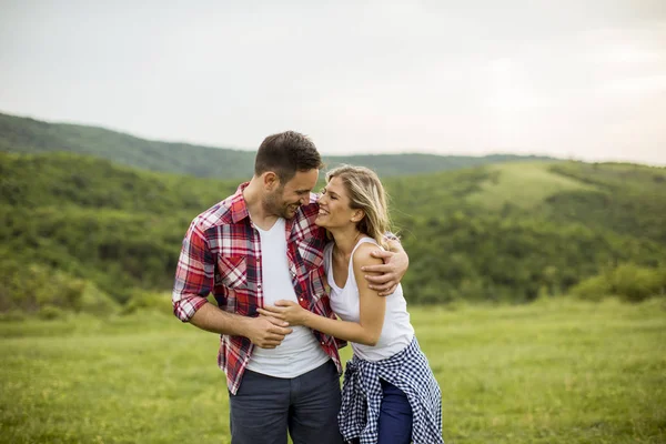 Bahar doğa eğlenmek coulpe kucaklayan seven genç