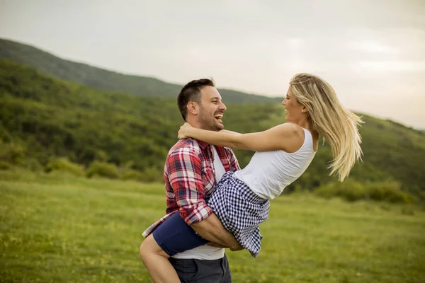 Bahar doğa eğlence genç sevgi dolu coulpe