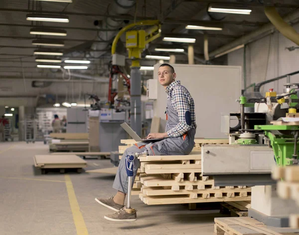 Jovem Deficiente Com Uma Perna Artificial Está Trabalhando Fábrica Móveis — Fotografia de Stock