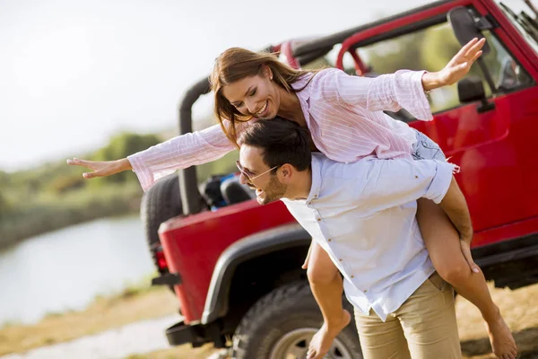 Junge Frau Und Mann Amüsieren Sich Sommertagen Freien Neben Auto — Stockfoto