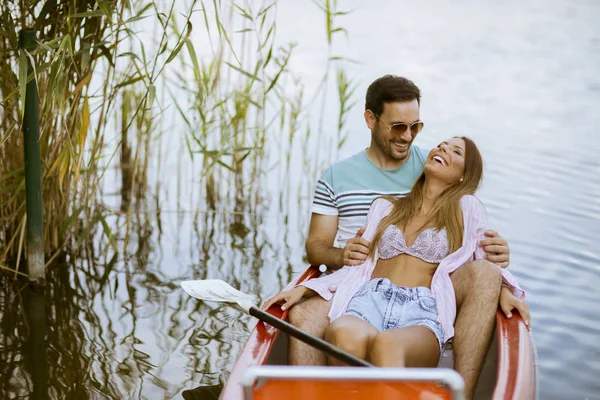 Verliefde Paar Roeien Het Rustige Meer Zomerdag — Stockfoto