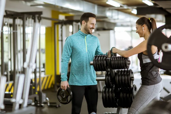 Jovem Exercita Ginásio Com Ajuda Seu Personal Trainer — Fotografia de Stock