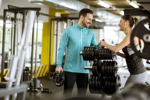 Junge Frau Trainiert Fitnessstudio Mit Hilfe Ihres Personal Trainers — Stockfoto