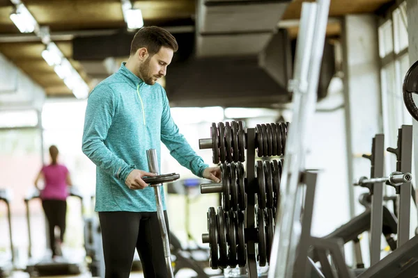 Beau Jeune Homme Préparant Haltères Pour Entraînement Dans Salle Gym — Photo