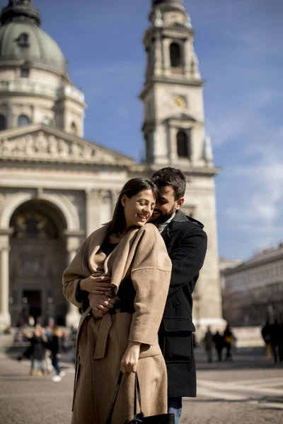 Casal Amoroso Com Basílica Stephens Atrás Deles Budapeste Hungria — Fotografia de Stock