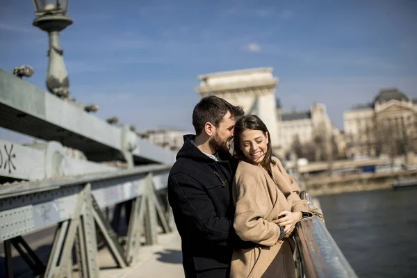 Aimer Les Jeunes Couples Sur Chain Bridge Budapest Hongrie — Photo