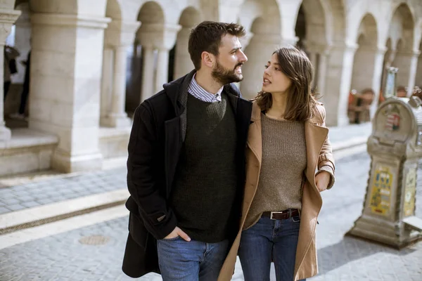 Spaziergang Des Hübschen Liebespaares Glücklich Fuß Und Händchen Haltend Budapest — Stockfoto