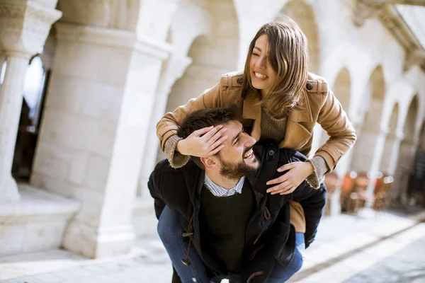 Paseo Pareja Muy Cariñosa Felizmente Caminando Divirtiéndose Budapest Hungría — Foto de Stock