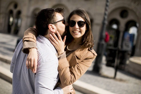 Couple Amoureux Étreint Dans Quartier Historique Budapest Hongrie — Photo