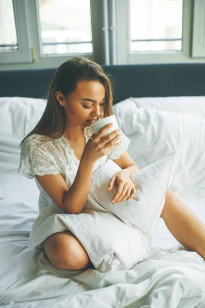 Pretty Young Woman Sitting Bed Drinking Coffee Waking — Stock Photo, Image