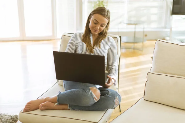 Mujer Bastante Joven Usando Ordenador Portátil Mientras Relaja Sofá Habitación —  Fotos de Stock