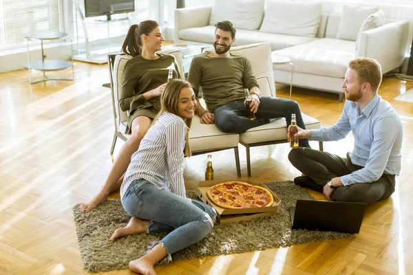 Grupo Jovens Felizes Comendo Pizza Bebendo Cidra Interior Moderno — Fotografia de Stock