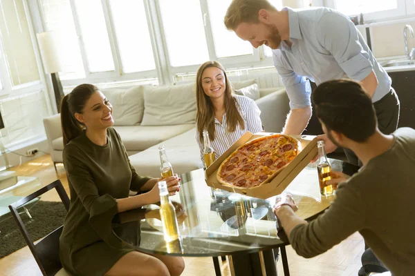 Группа Счастливых Молодых Людей Едят Пиццу Пьют Сидр Современном Интерьере — стоковое фото