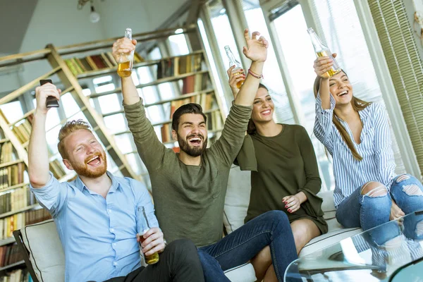 Grupp Unga Vänner Tittar Dricka Cider Och Roligt Rummet — Stockfoto