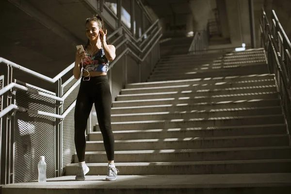 Giovane Donna Fitness Che Esercizi All Aperto Ambiente Urbano — Foto Stock