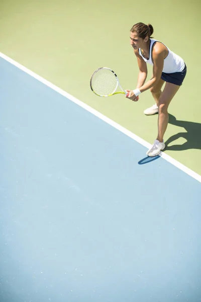 Hübsche Junge Frau Spielt Einem Sonnigen Tag Tennis — Stockfoto