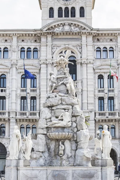 在意大利的里雅斯特市政厅和 Fontana Dei Quattro 大陆酒店 四大洲喷泉 — 图库照片