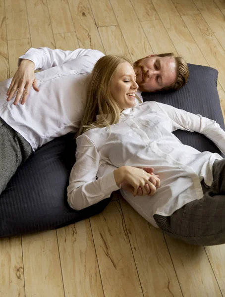 若いカップルの横になっていると 家の床にキスを愛する — ストック写真