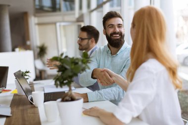 Bir buluşma terbiye ederken eller iin office sallayarak iş adamları