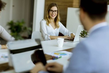 Modern ofisinde çalışan başarılı iş adamları