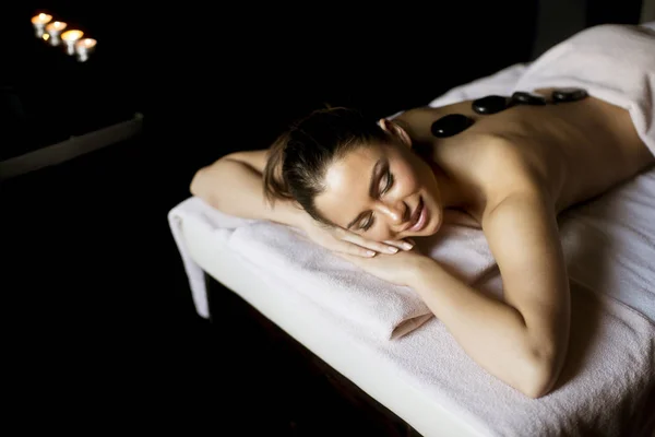 Mulher Bonita Ter Uma Terapia Massagem Pedra Quente — Fotografia de Stock