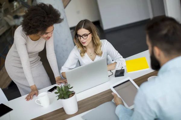 Gente Negocios Exitosa Discutiendo Documentos Trabajando Oficinas Modernas — Foto de Stock